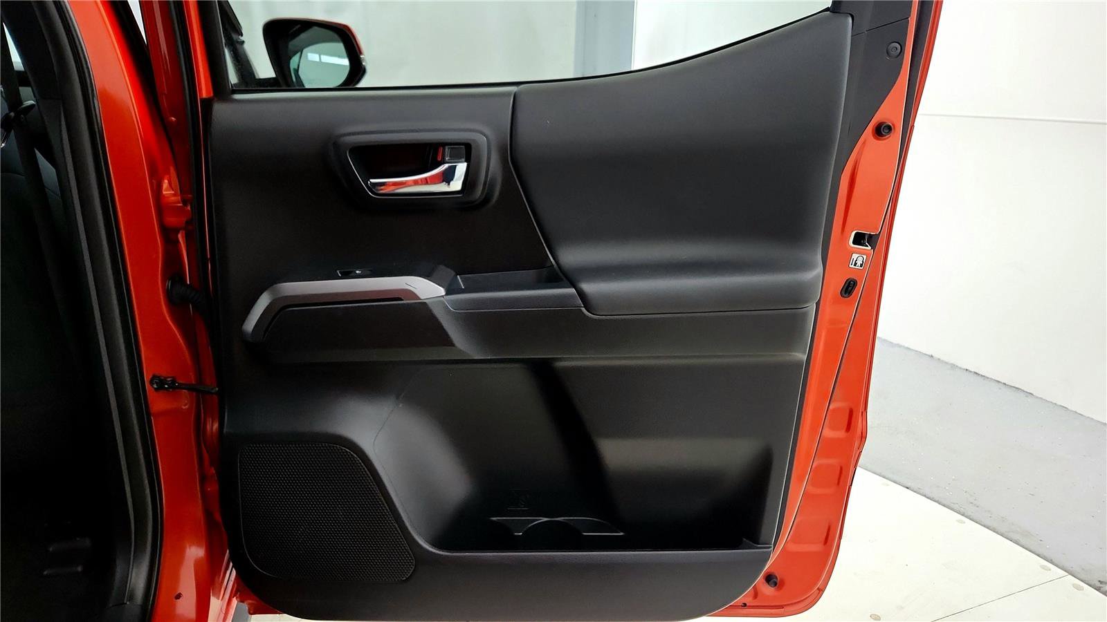 Used 2018 Toyota Tacoma TRD Off-Road w/ Technology Package image 18