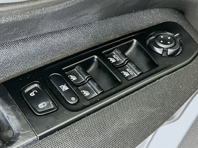 Used 2020 Jeep Renegade Latitude w/ Cold Weather Group AWD/4WD image 18