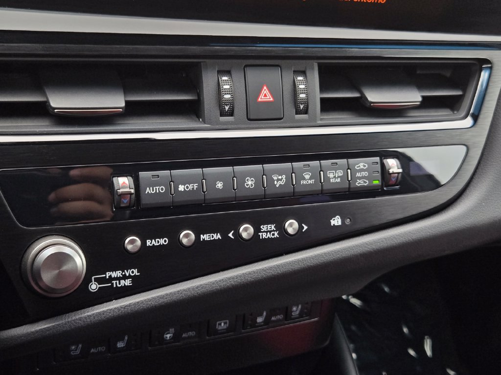 Used 2023 Lexus ES 350 F Sport w/ Accessory Package (Z2) FWD image 26