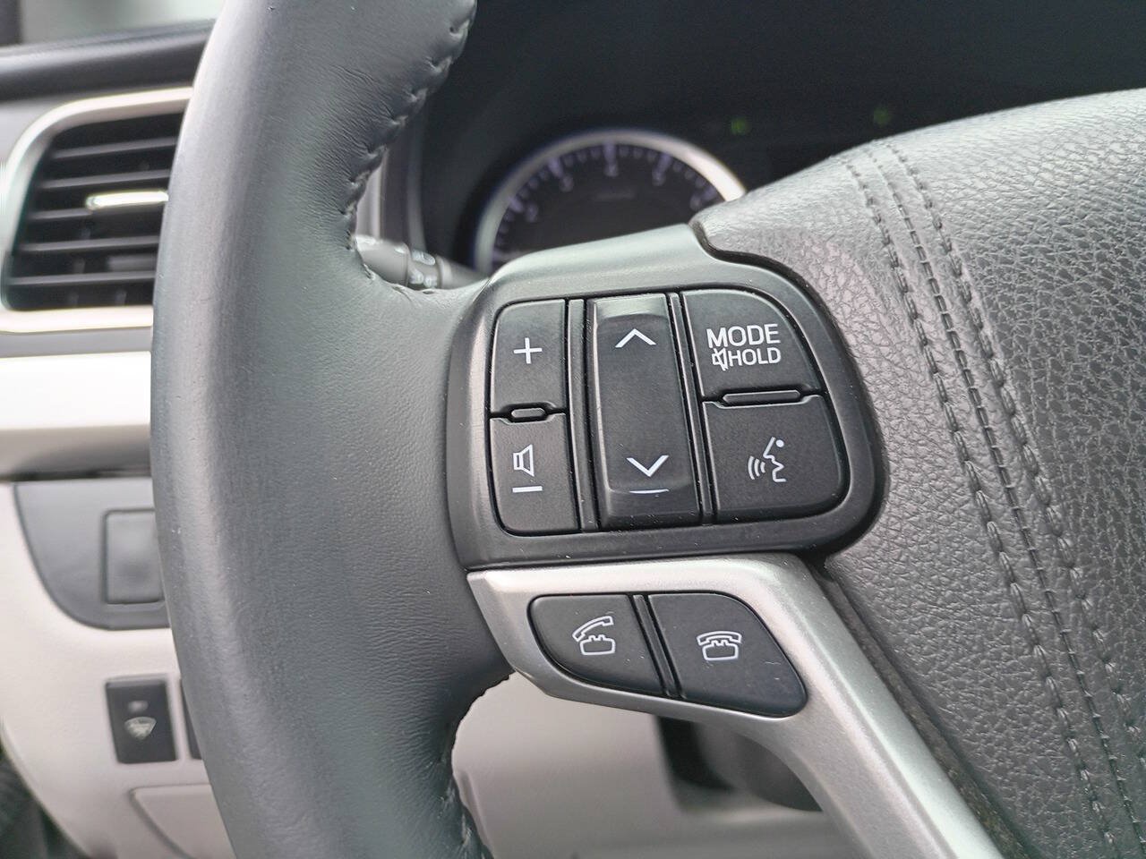Used 2016 Toyota Highlander XLE AWD/4WD image 16