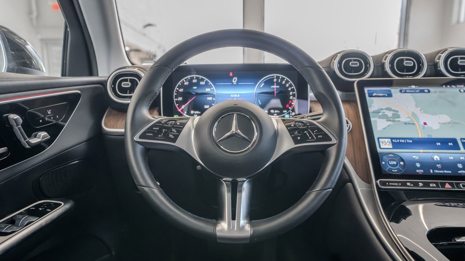 Used 2025 Mercedes-Benz GLC 350e 4MATIC image 9