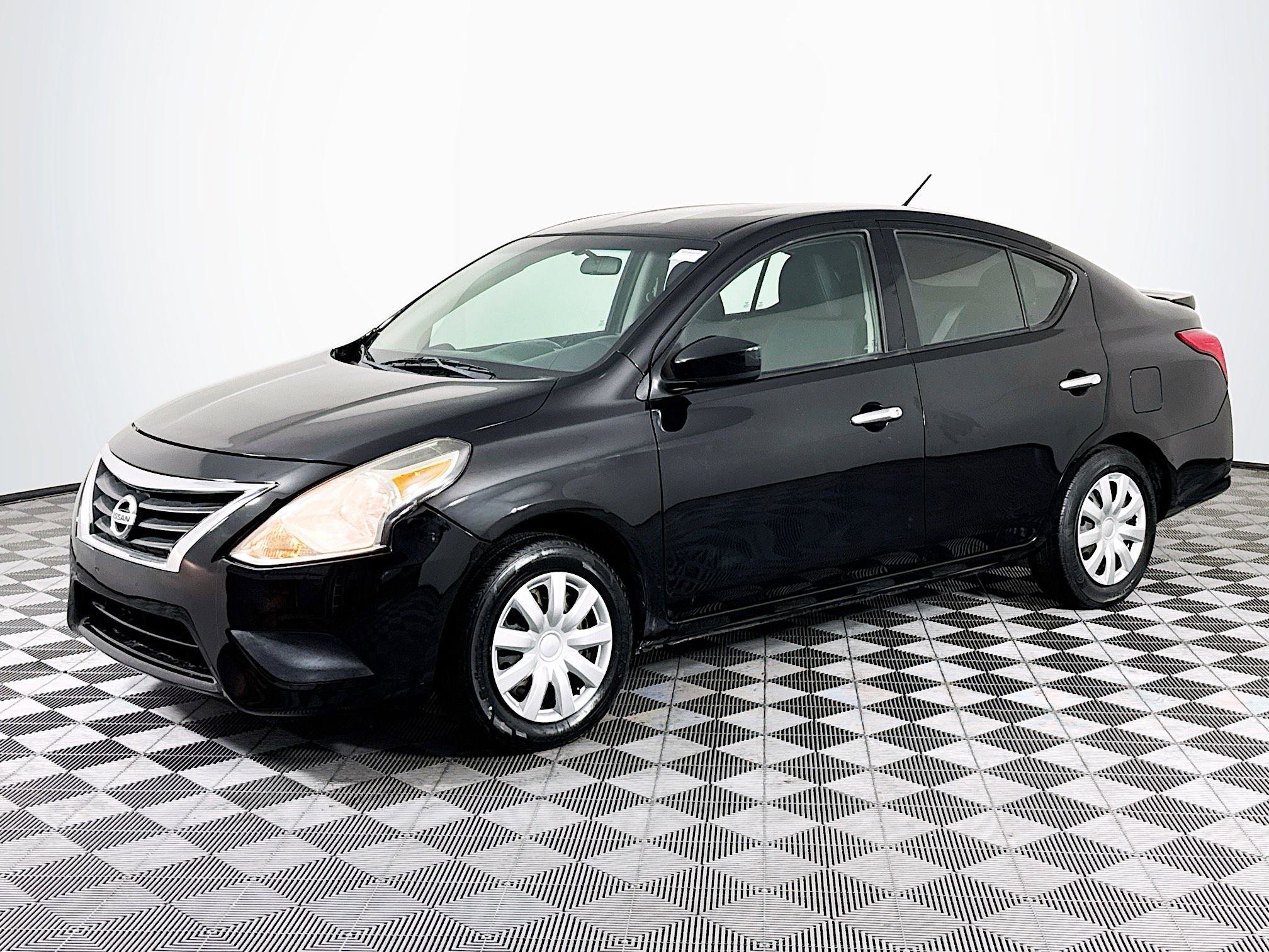 Used 2019 Nissan Versa SV image 4