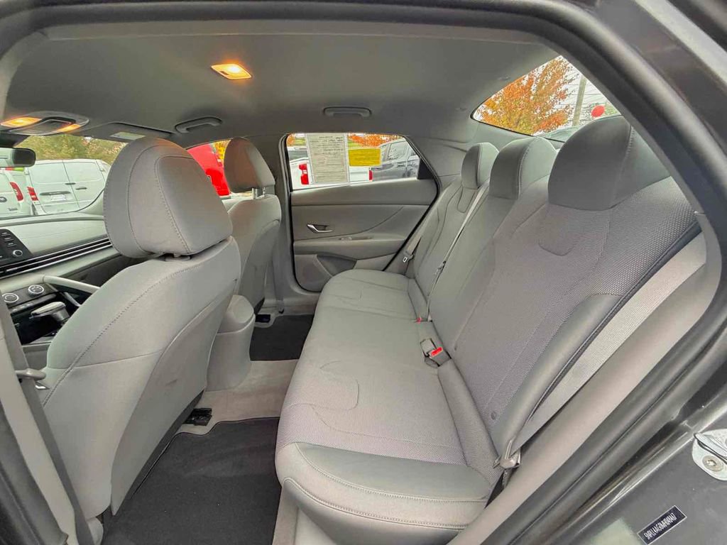 Used 2021 Hyundai Elantra SE image 16