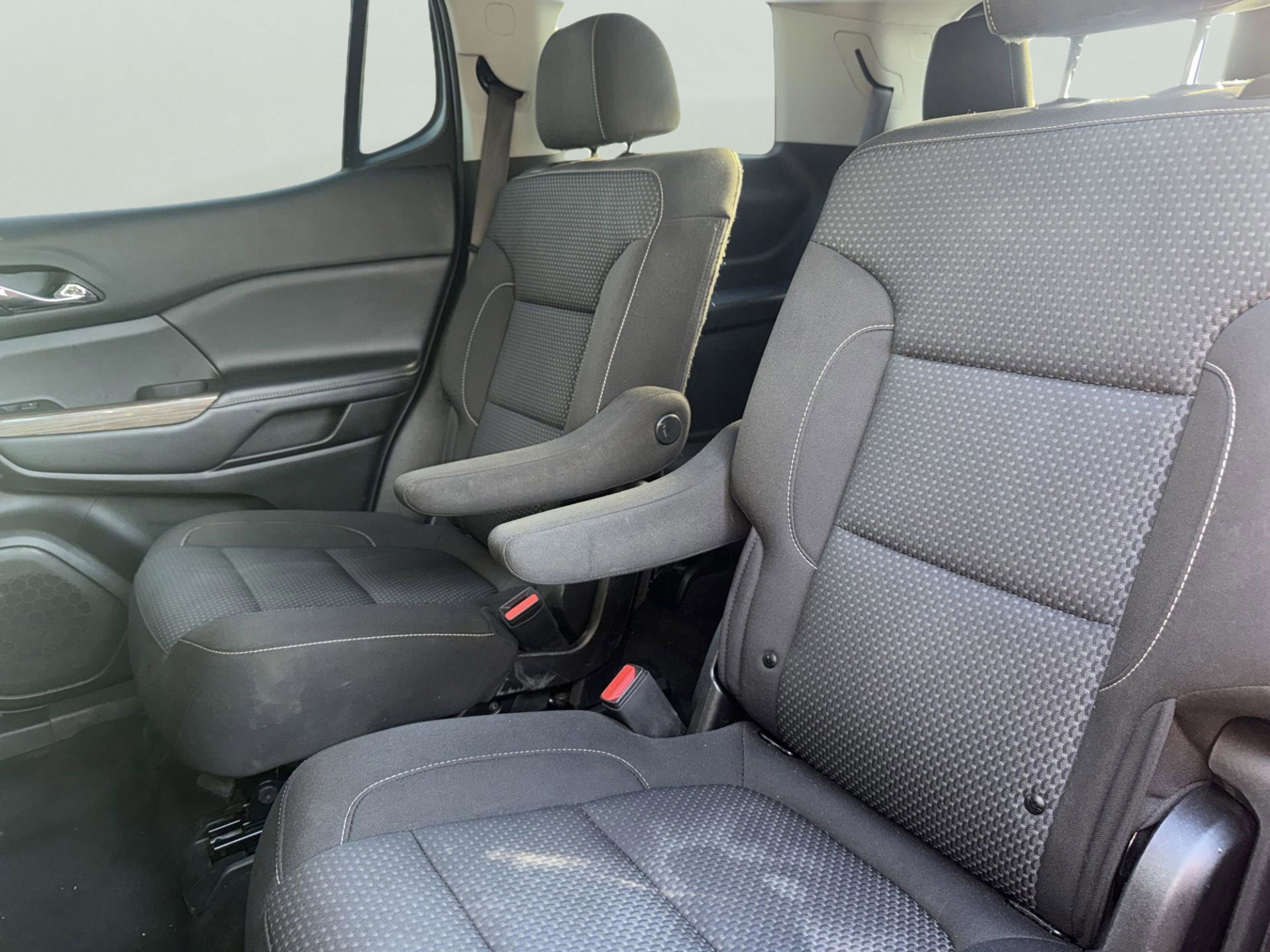 Used 2023 GMC Acadia SLE image 16