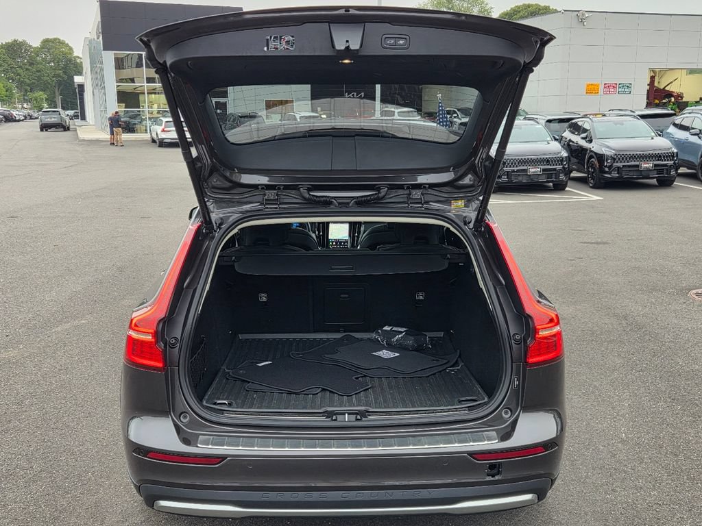Used 2024 Volvo V60 B5 Cross Country Ultimate AWD/4WD image 33