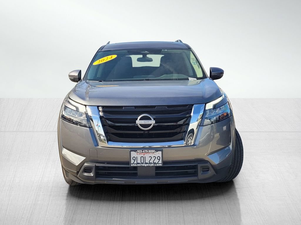 Used 2024 Nissan Pathfinder SV w/ SV Premium Package image 2