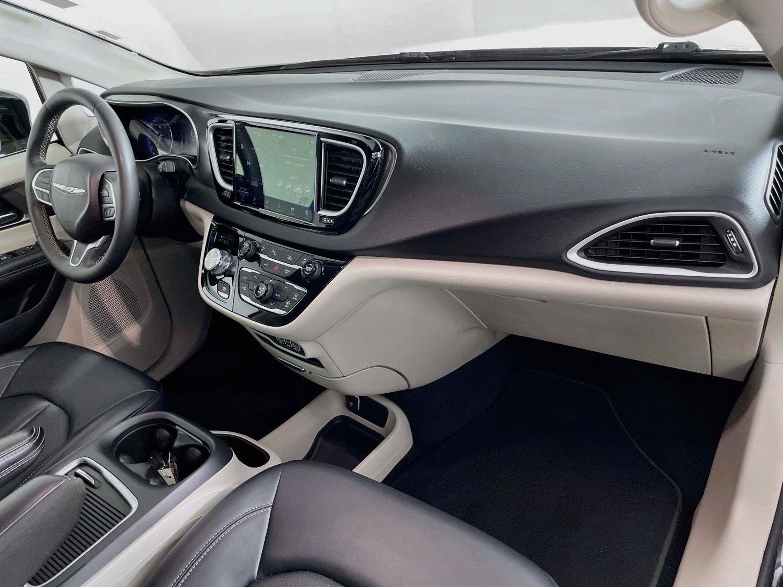 Used 2024 Chrysler Pacifica Touring-L FWD image 26
