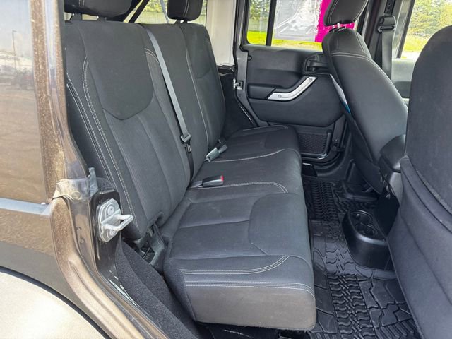 Used 2018 Jeep Wrangler Unlimited Rubicon w/ Cold Weather Group AWD/4WD image 16