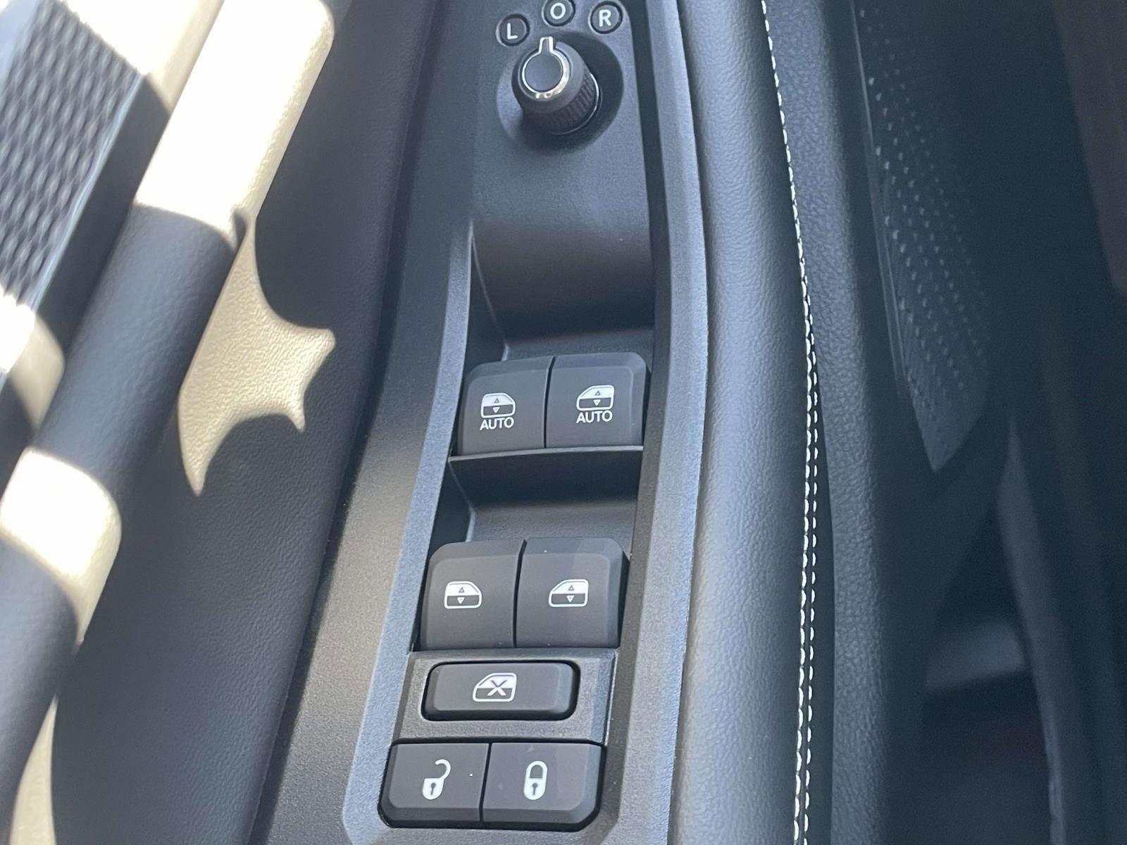 New 2025 Jeep Grand Cherokee Altitude image 8