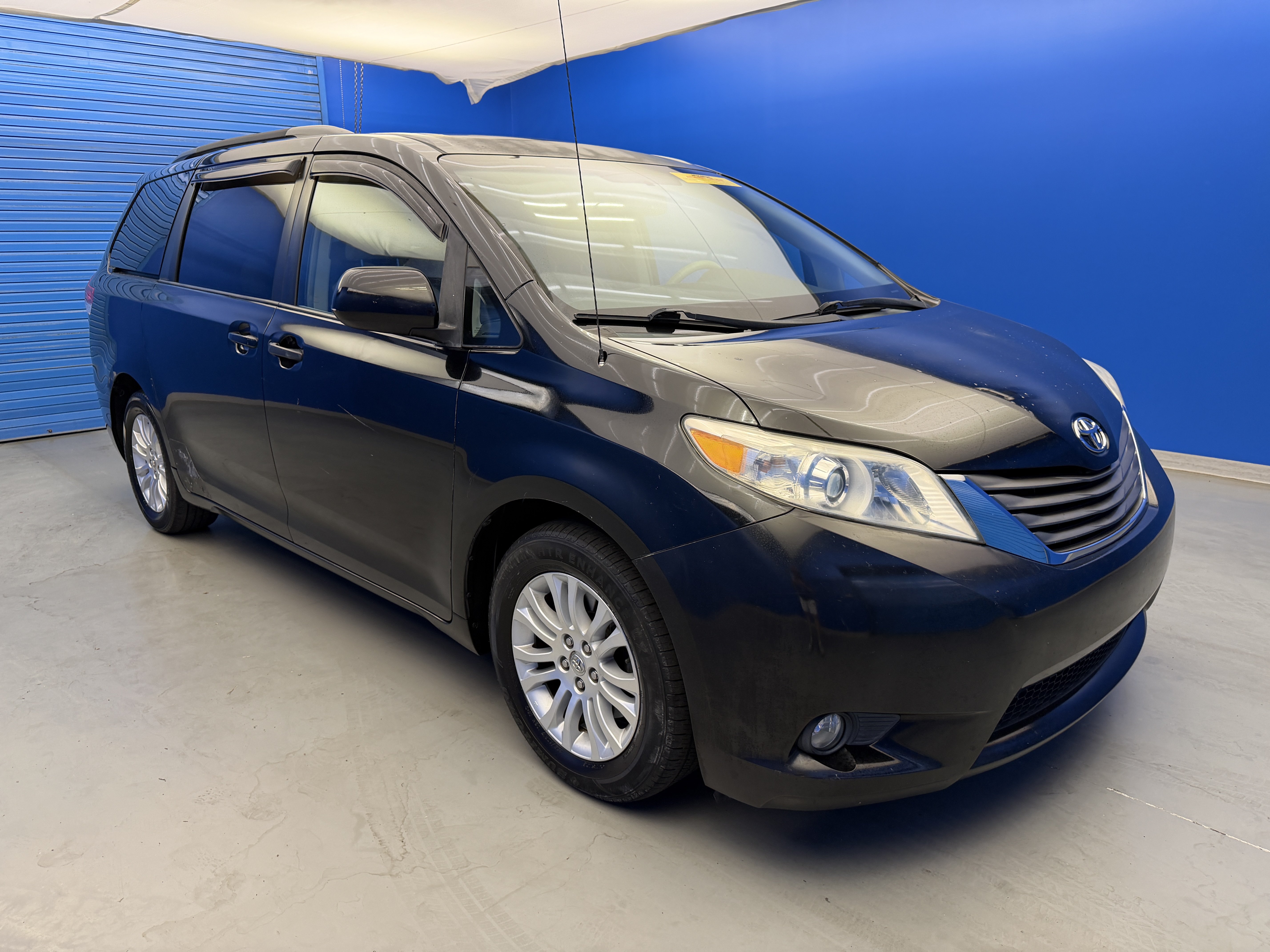 Used 2011 Toyota Sienna XLE FWD image 2