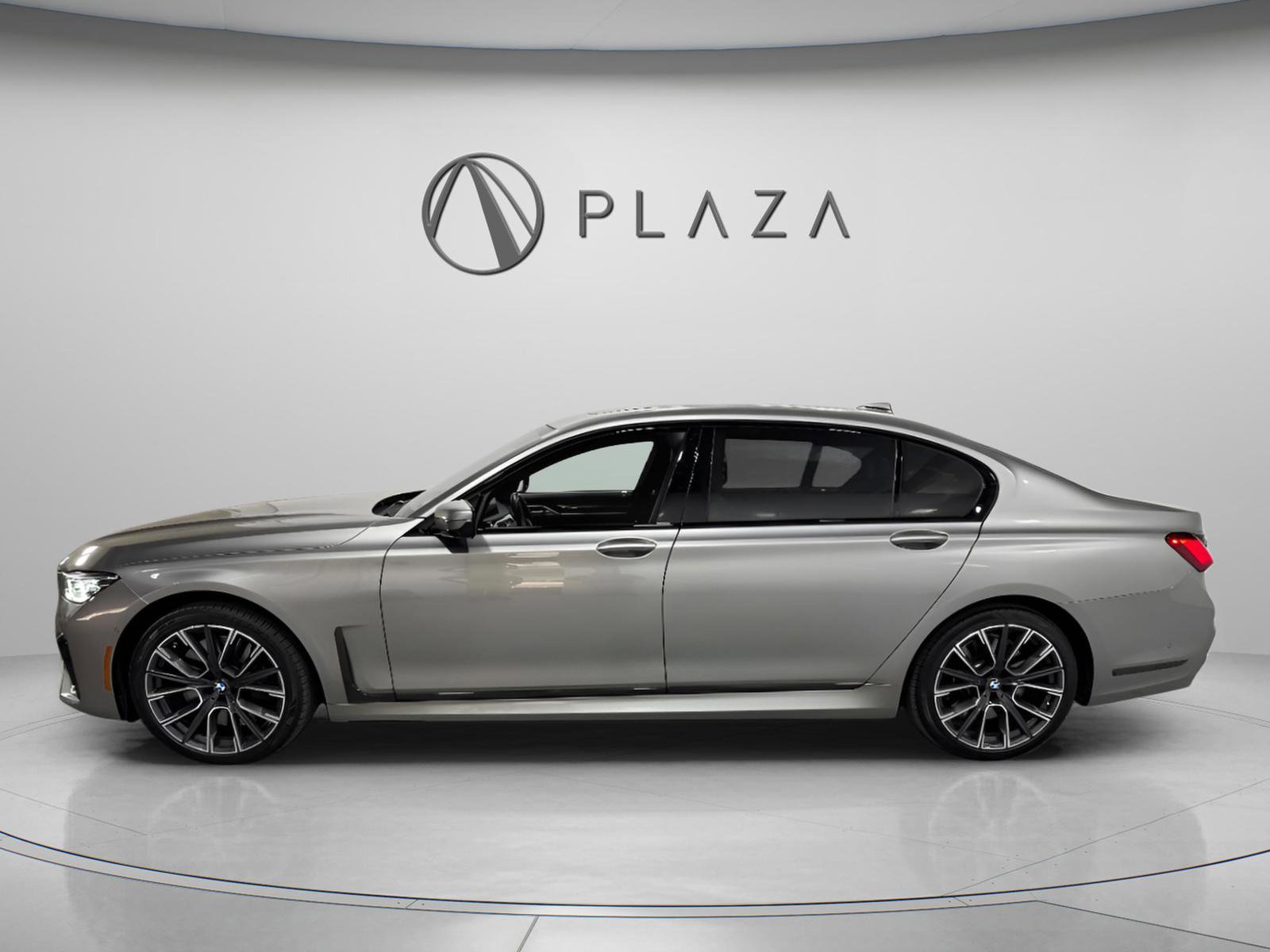 Used 2022 BMW 750i xDrive w/ Executive Package image 2