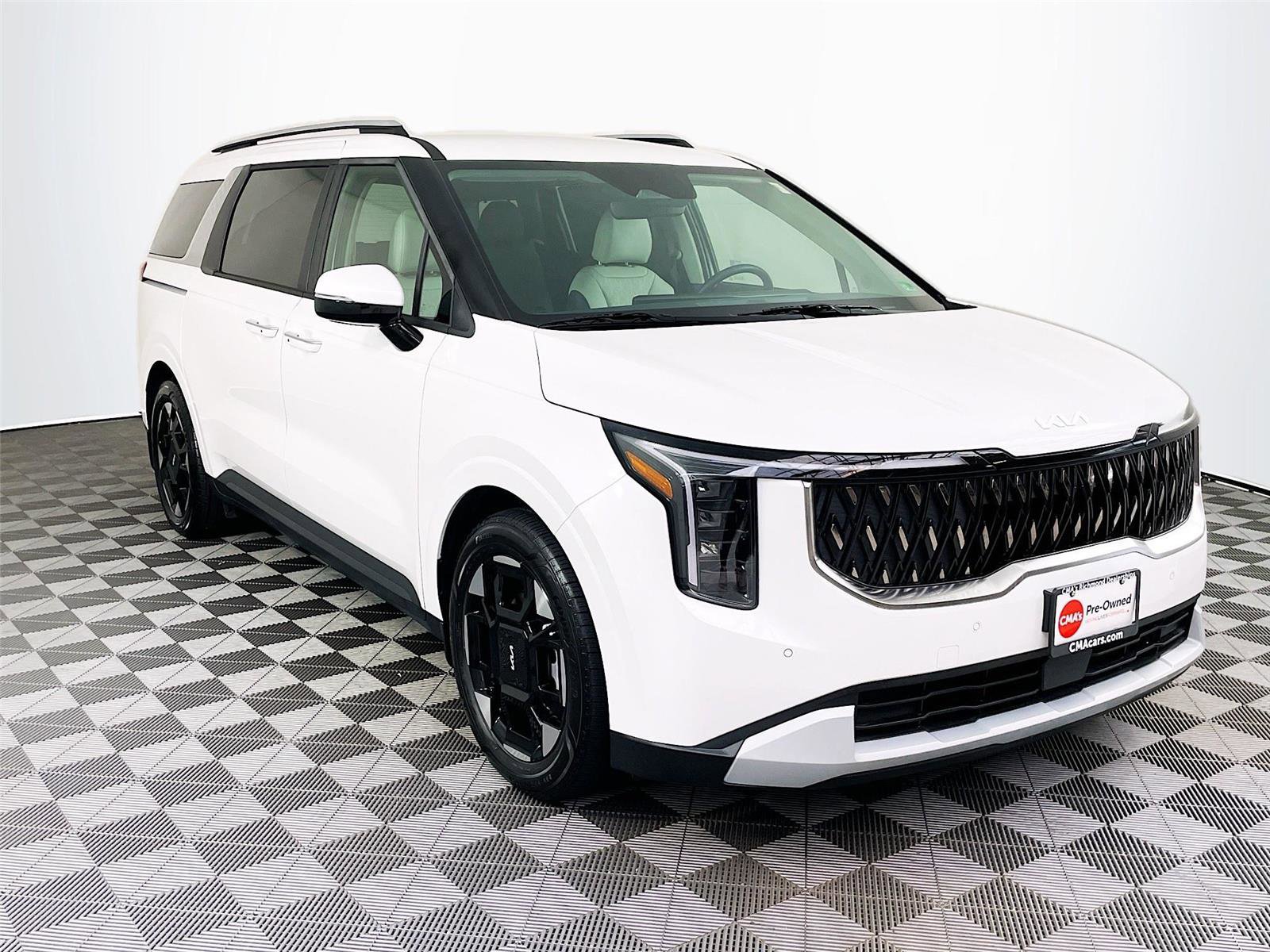 Used 2025 Kia Carnival EX image 1