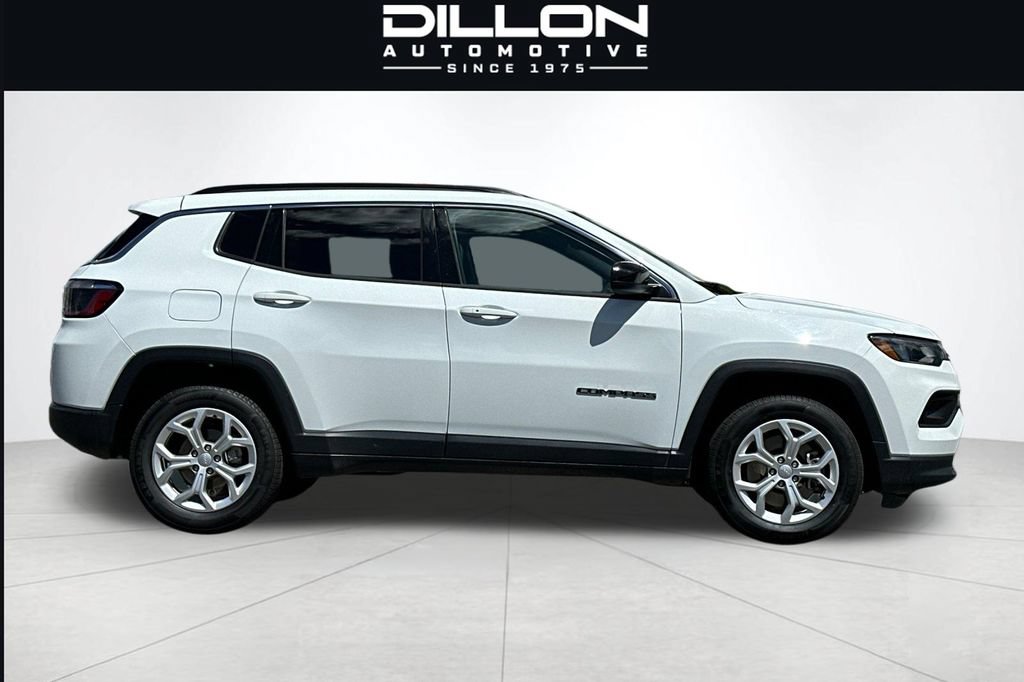 Used 2024 Jeep Compass Latitude AWD/4WD image 3
