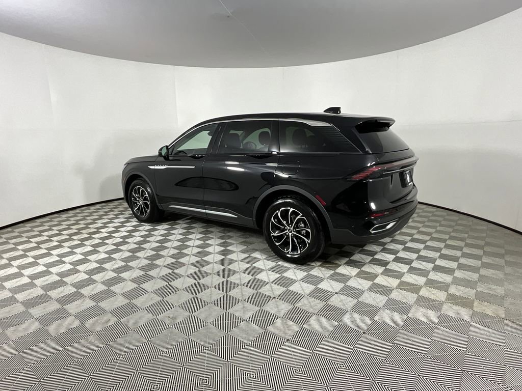 Used 2025 Lincoln Nautilus Premier image 3