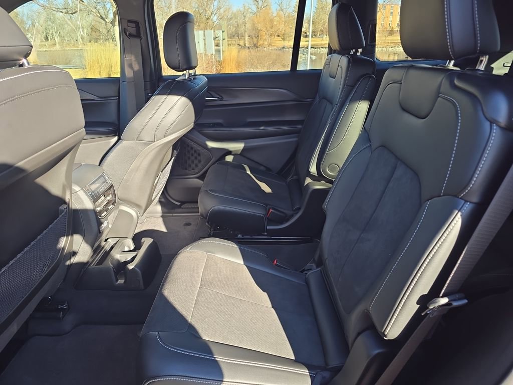 Used 2025 Jeep Grand Cherokee L Laredo image 25