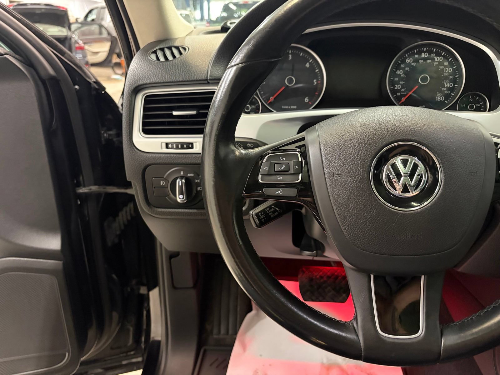 Used 2015 Volkswagen Touareg TDI AWD/4WD image 12