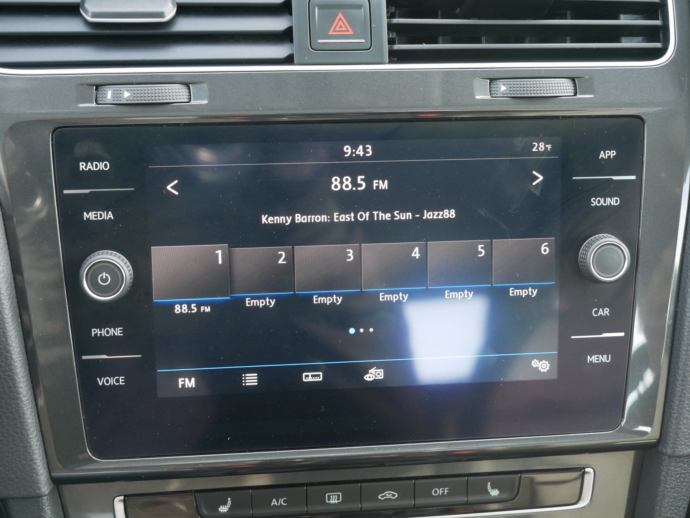 Used 2018 Volkswagen Golf SE image 22