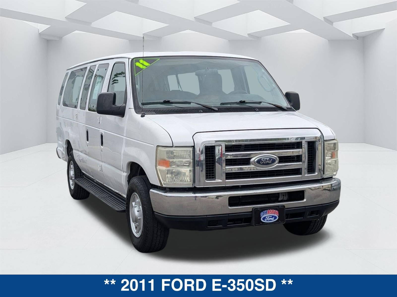 Used 2011 Ford E-350 and Econoline 350 XLT image 2