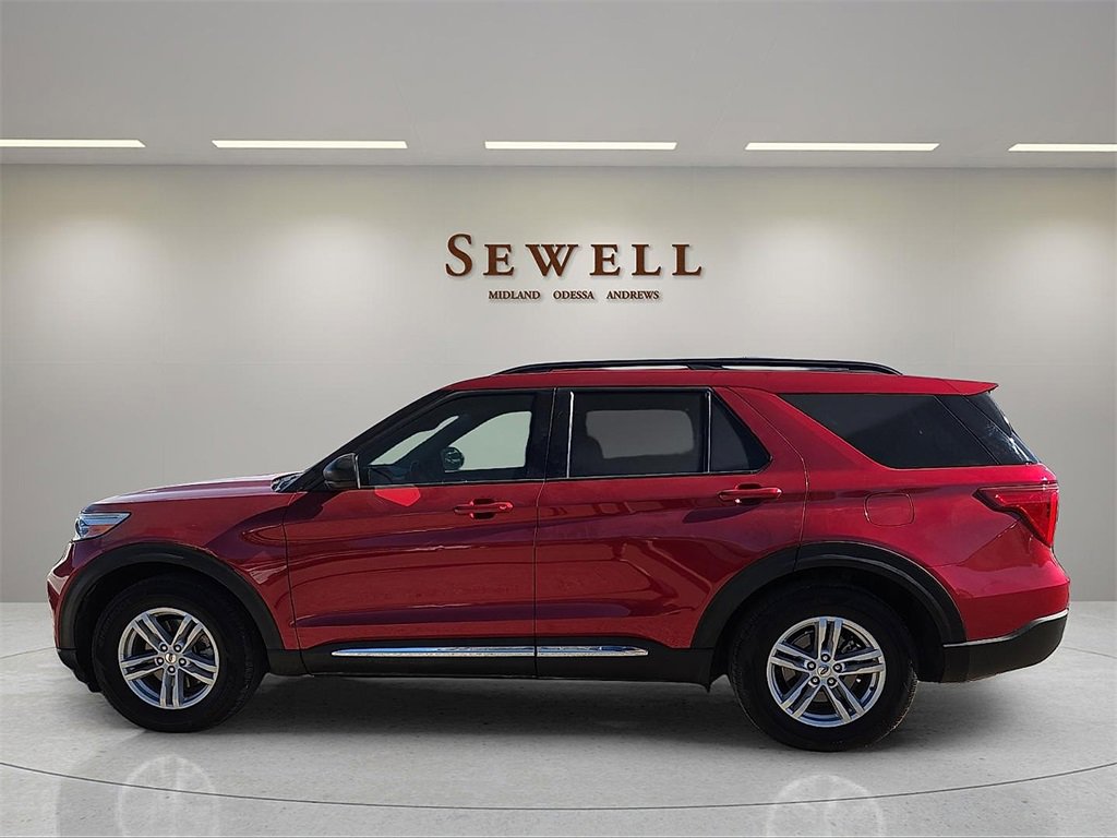 Used 2021 Ford Explorer XLT image 2