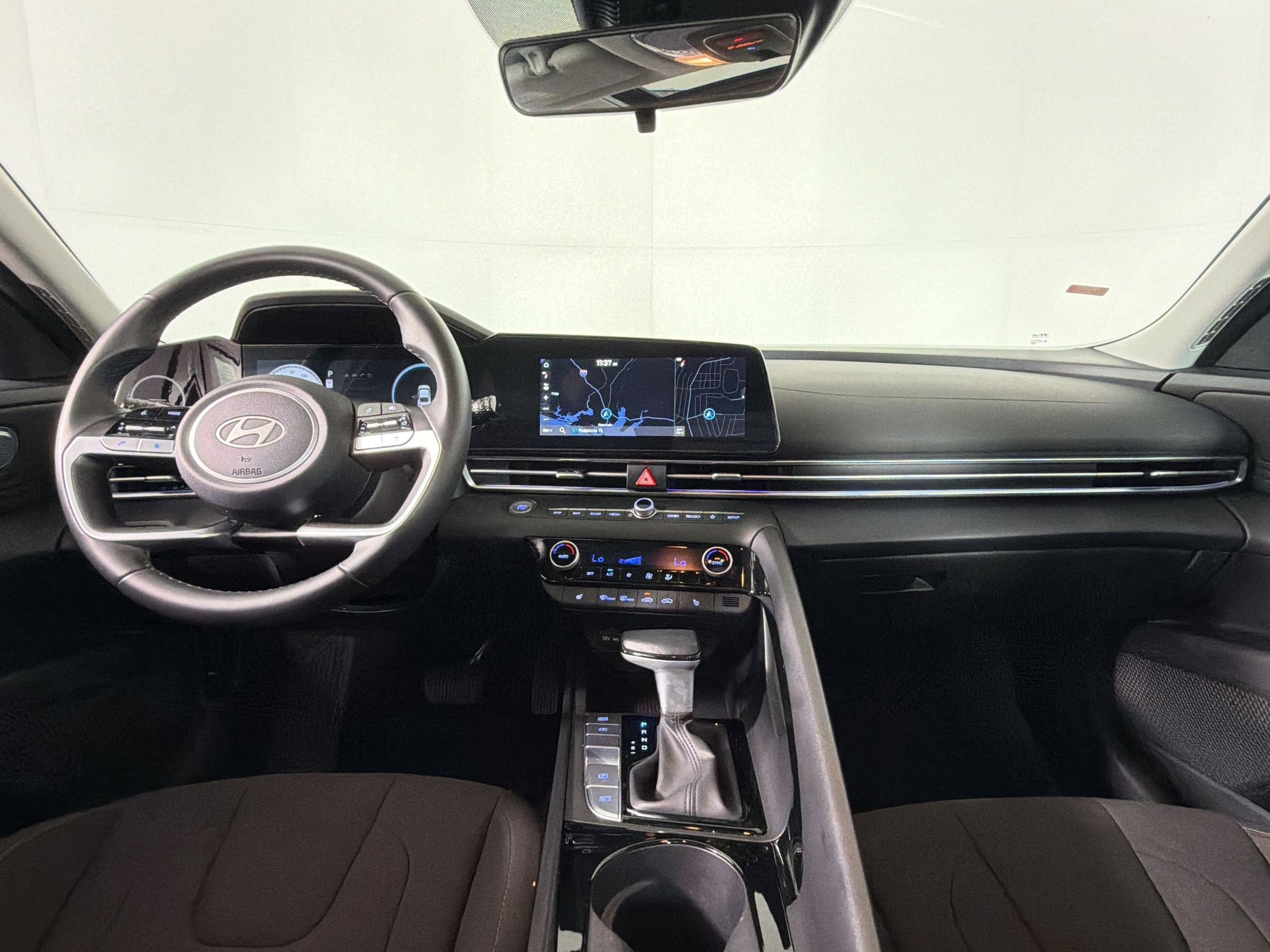 Used 2025 Hyundai Elantra SEL image 15