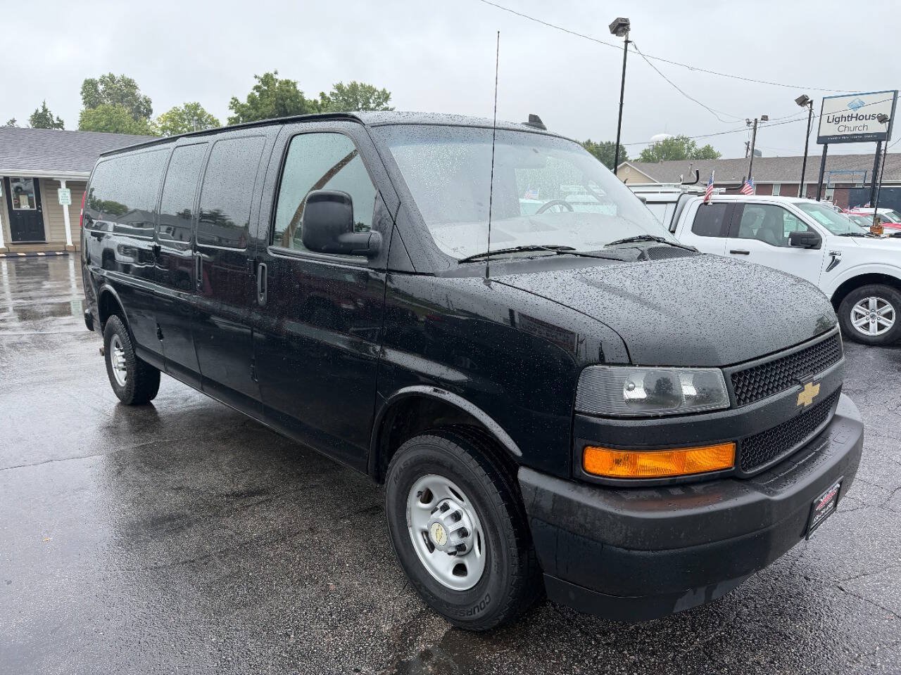 Used 2022 Chevrolet Express 3500 Extended w/ Driver Convenience Package RWD image 4