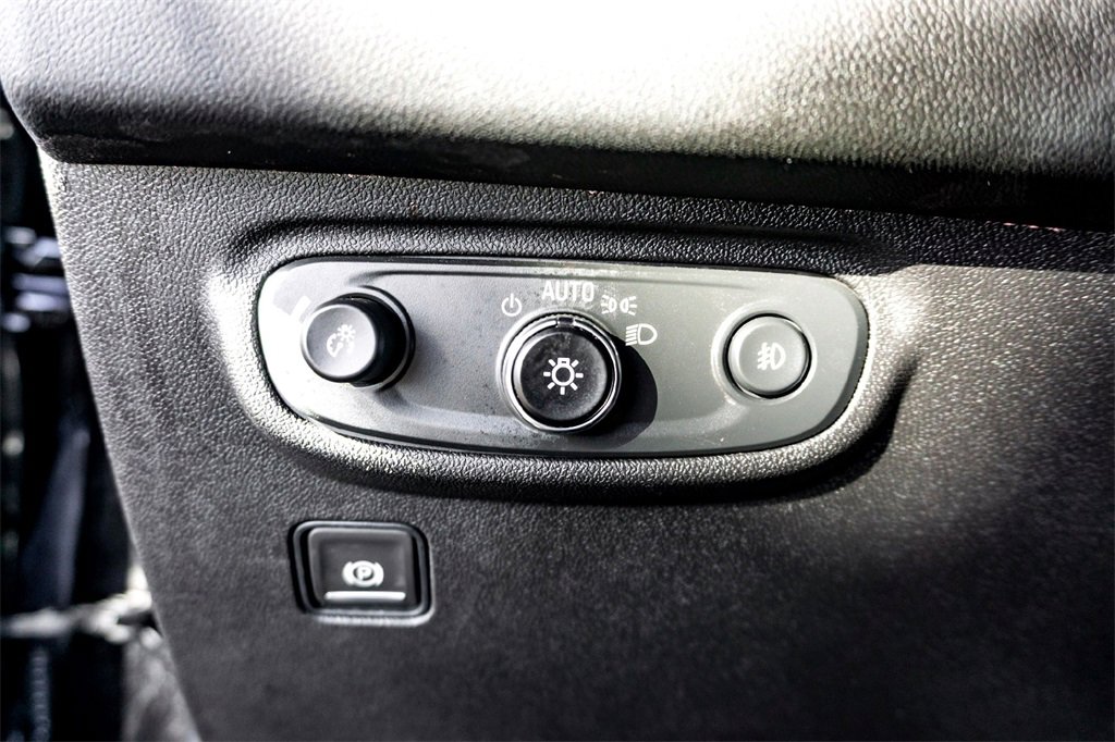 Used 2024 GMC Terrain SLT image 16