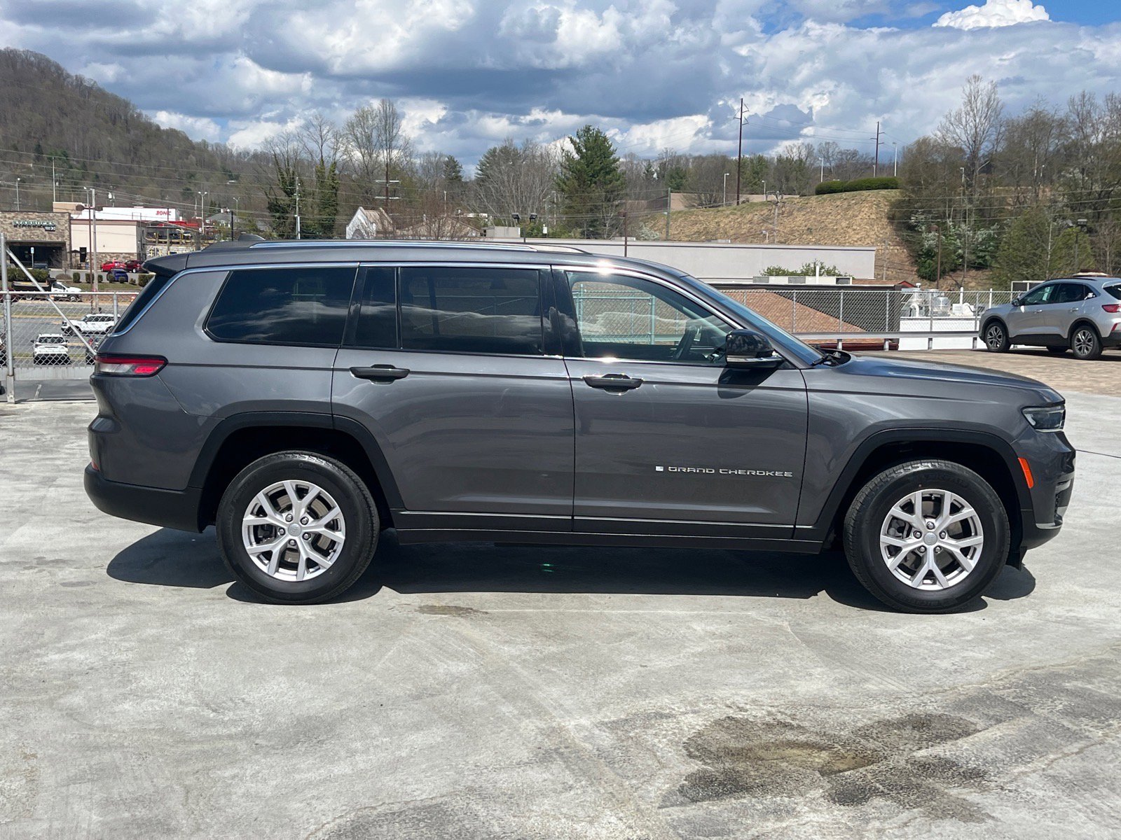 Used 2021 Jeep Grand Cherokee L Limited AWD/4WD image 2