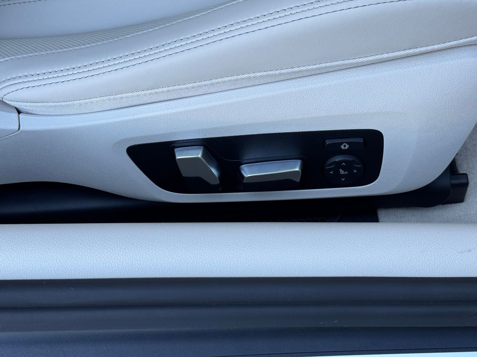 Used 2023 BMW M850i xDrive Coupe image 16