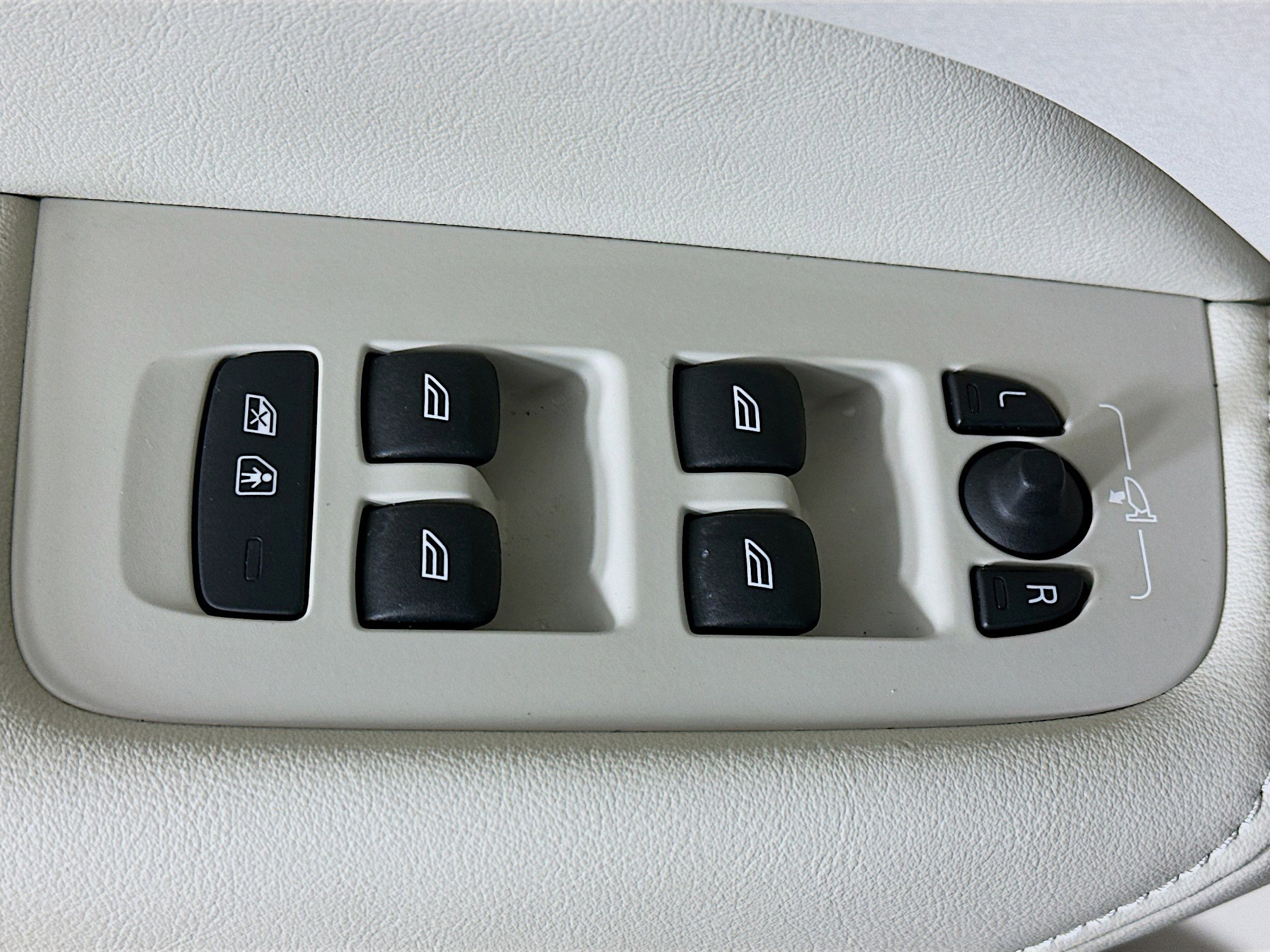 Used 2025 Volvo XC60 B5 Ultra w/ Protection Package Premier image 15