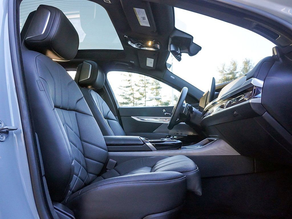 Used 2023 BMW 760i xDrive w/ Parking Assistance Package image 41