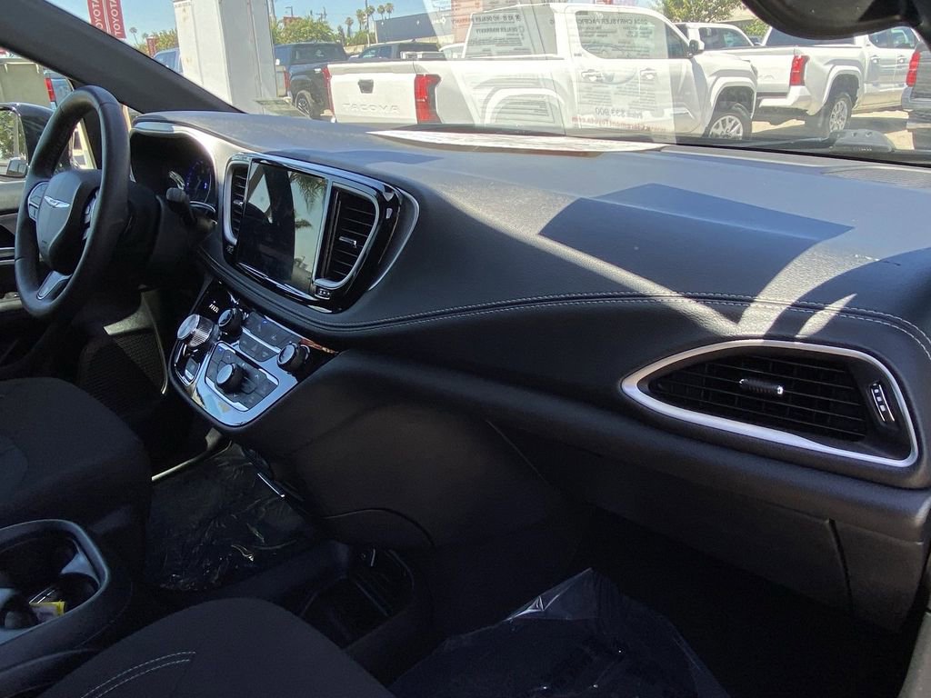Used 2024 Chrysler Pacifica Touring FWD image 17