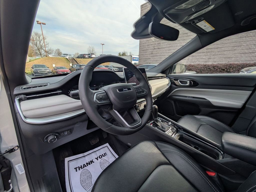 Used 2025 Jeep Compass Limited image 16