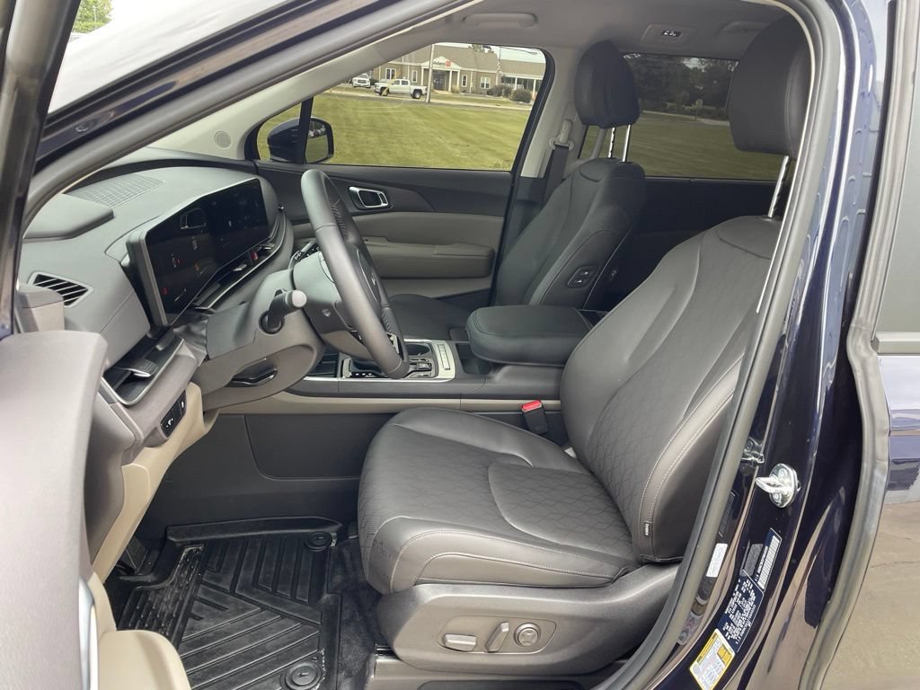 Used 2026 Kia Carnival EX FWD image 8