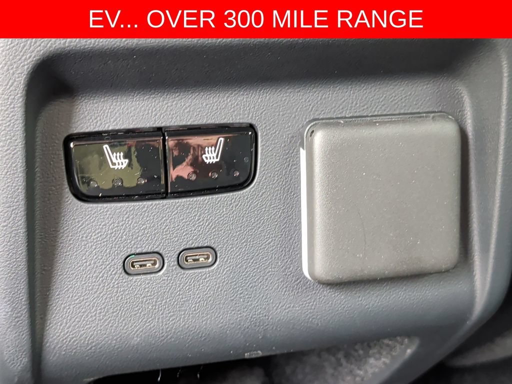 Used 2025 Cadillac Optiq Sport 2 w/ LPO, Floor Liner Package AWD/4WD image 32