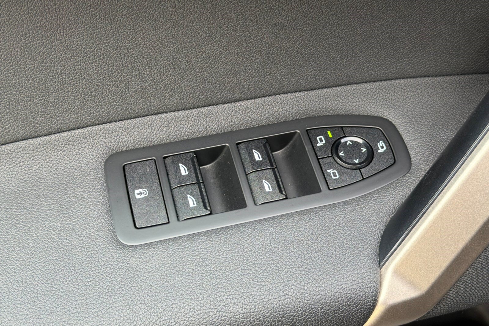 Used 2024 BMW iX xDrive50 w/ Premium Package AWD/4WD image 13