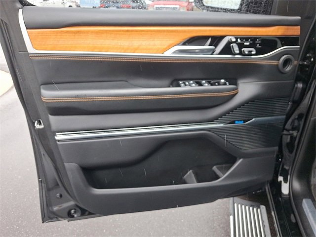 Used 2022 Jeep Grand Wagoneer Series III w/ Rear Seat Video Group 1 image 12