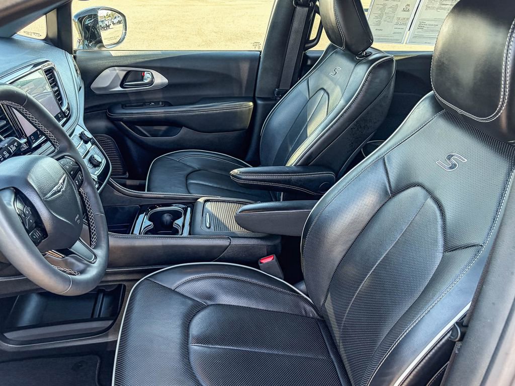 Used 2025 Chrysler Pacifica Premium image 42