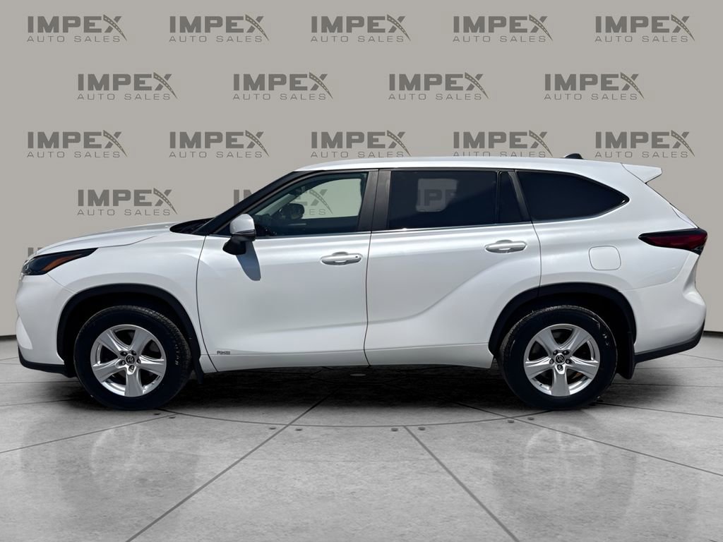 Used 2023 Toyota Highlander LE image 2