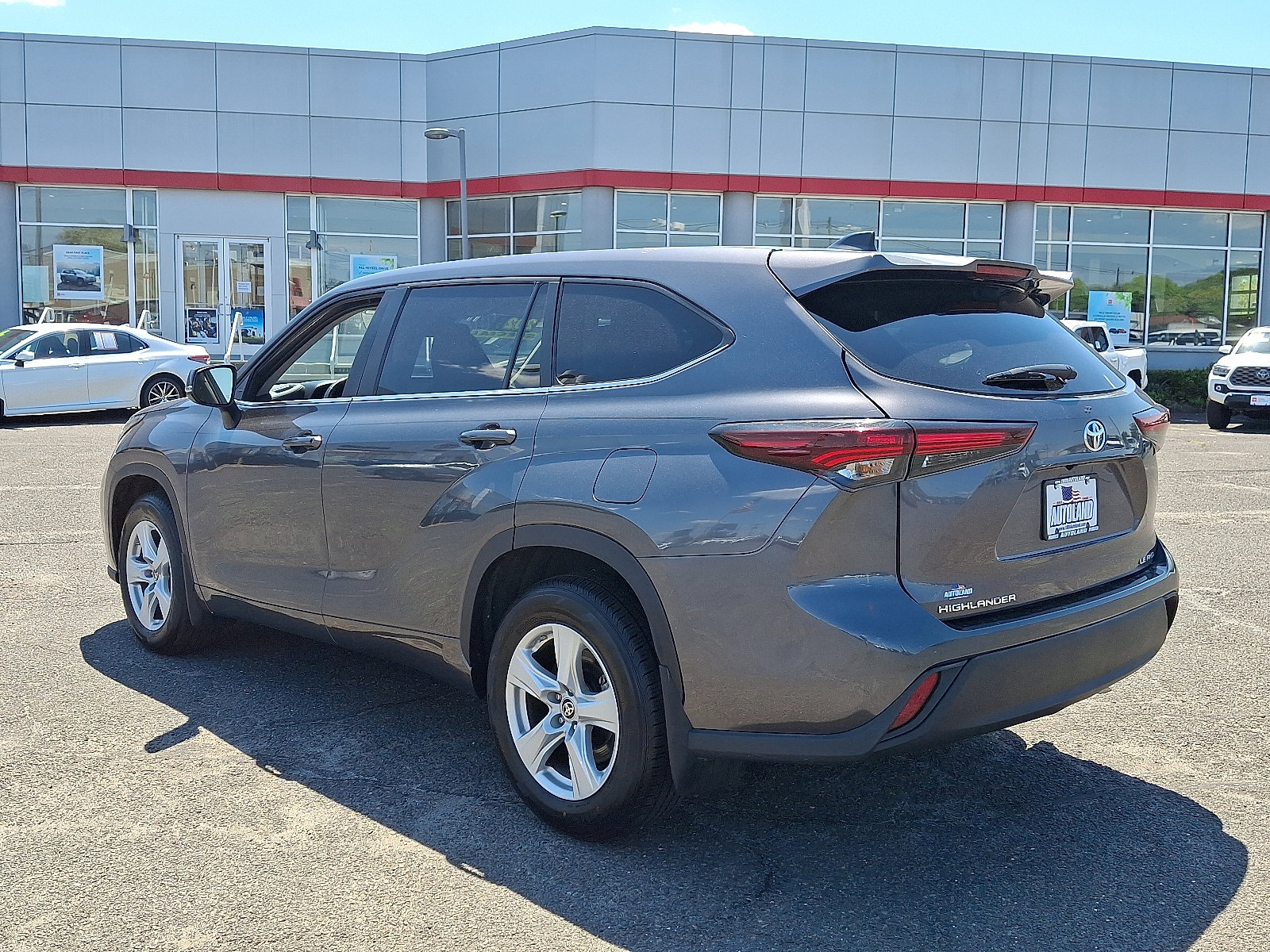 Used 2024 Toyota Highlander LE AWD/4WD image 5
