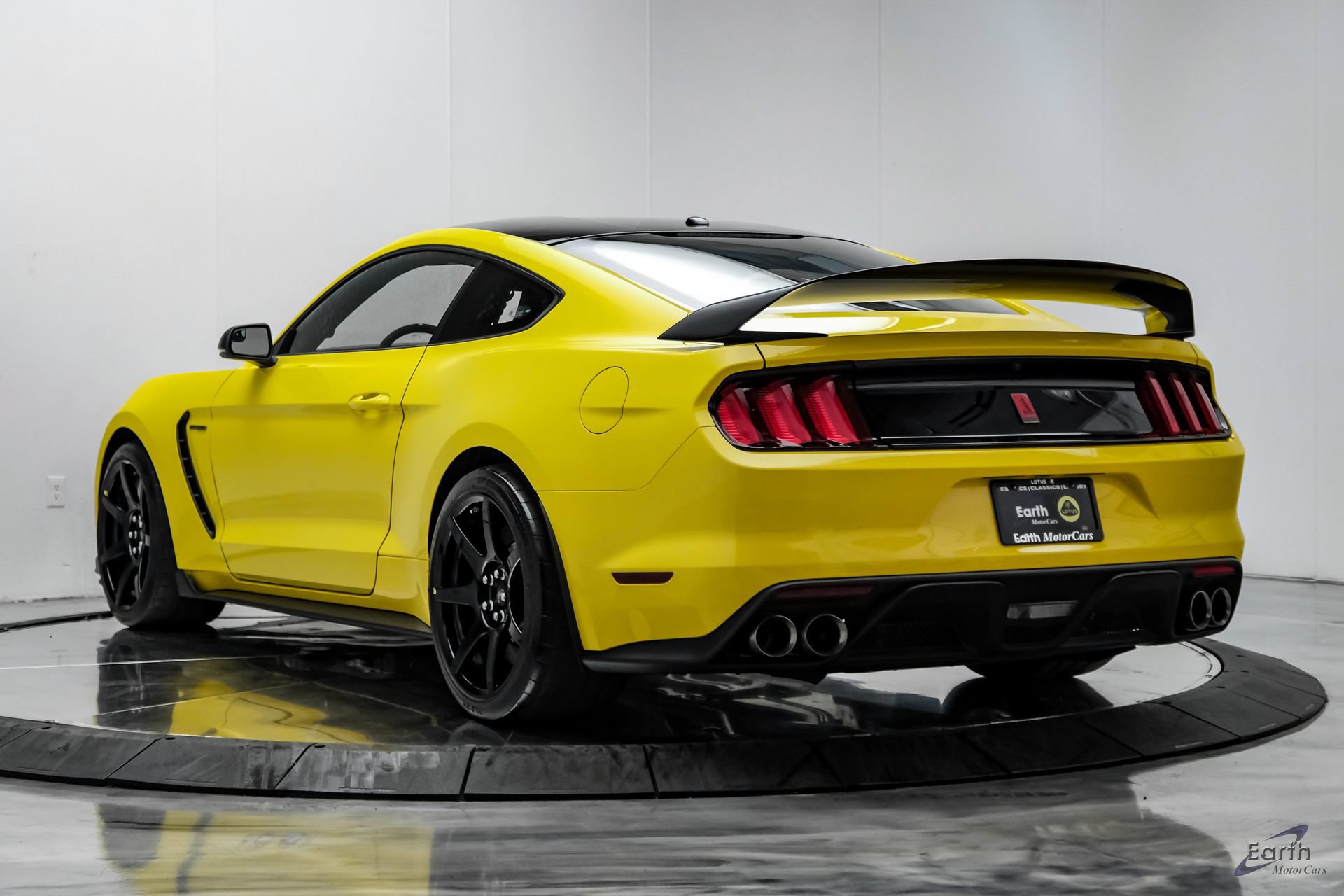 Used 2017 Ford Mustang Shelby GT350R w/ GT350R Equipment Group 920A RWD image 11