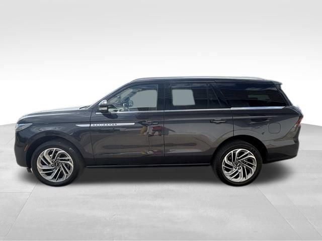 Used 2025 Lincoln Navigator Reserve image 12