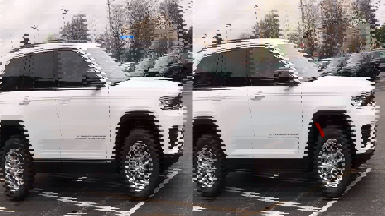 New 2026 Jeep Grand Cherokee Laredo image 2