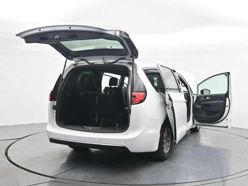 Used 2025 Chrysler Pacifica Select FWD image 44