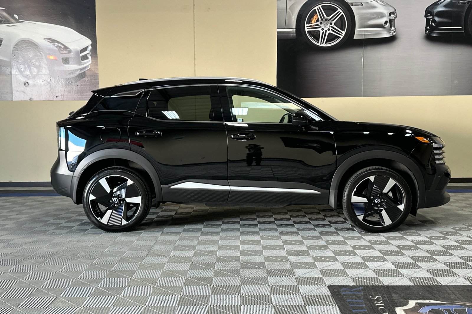 Used 2025 Nissan Kicks SR AWD/4WD image 3