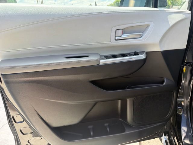 Used 2025 Toyota Sienna XLE FWD image 18