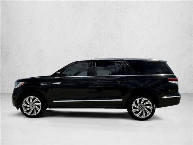 Used 2023 Lincoln Navigator L Reserve RWD image 6
