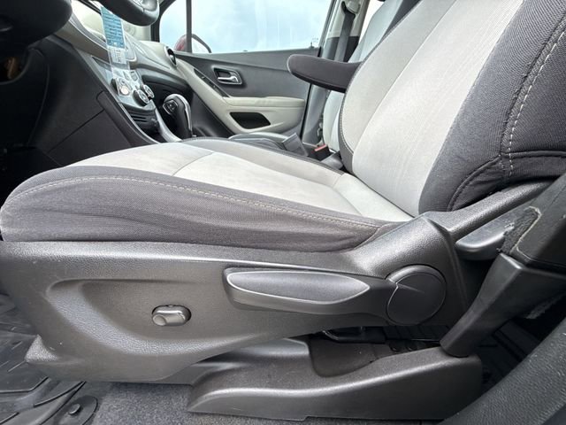 Used 2016 Chevrolet Trax LT w/ LT Sun and Sound Package FWD image 12
