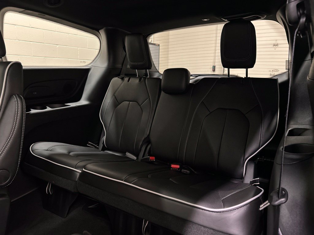 New 2027 Chrysler Pacifica Limited FWD image 11