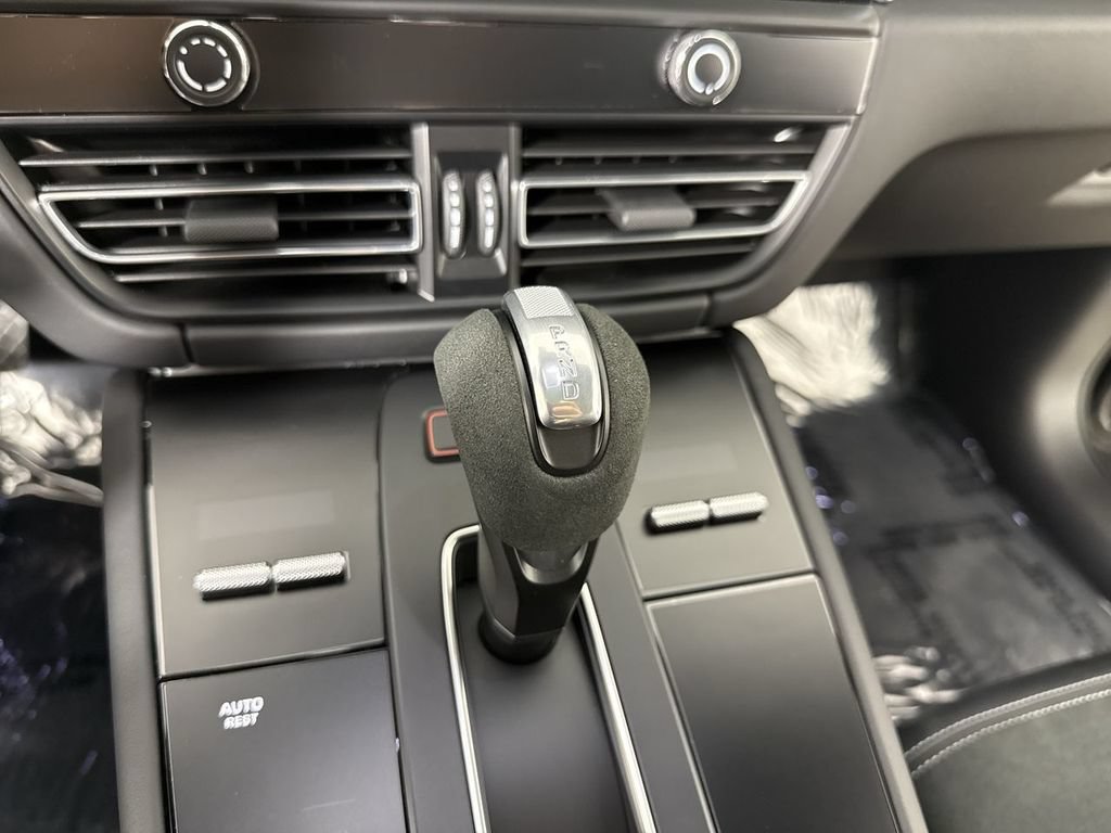 Certified 2025 Porsche Macan GTS AWD/4WD image 32