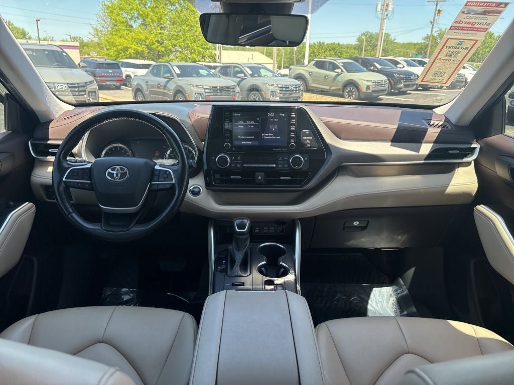 Used 2022 Toyota Highlander XLE AWD/4WD image 5